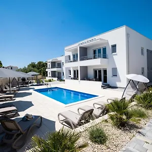 https://1oak-rentals.hotelinzadar.com